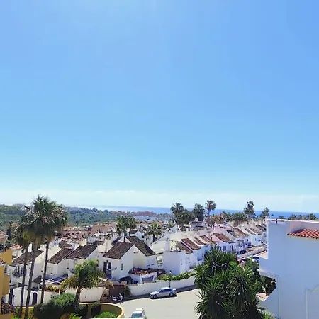 Unique & Fashionable 3 Bedroom - Views Apartment